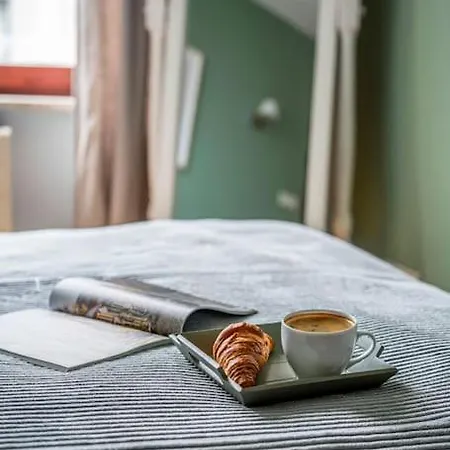 شقة Oomph Mint Harmony & Vibrant Accents وارسو