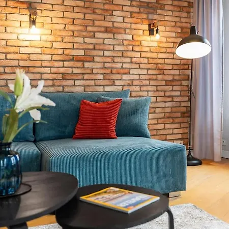 شقة Oomph Mint Harmony & Vibrant Accents