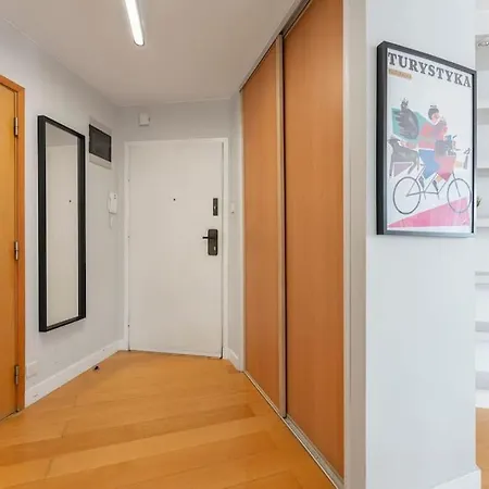 شقة Oomph Mint Harmony & Vibrant Accents *