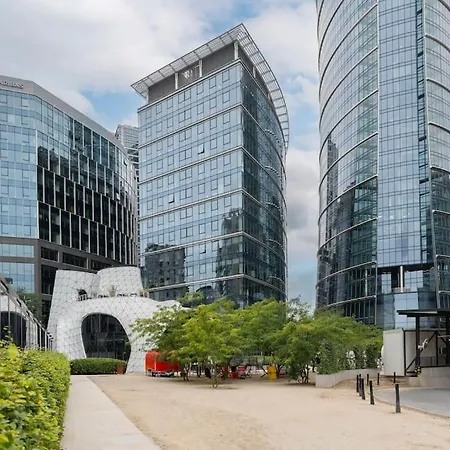 דירה Oomph Mint Harmony & Vibrant Accents ורשה